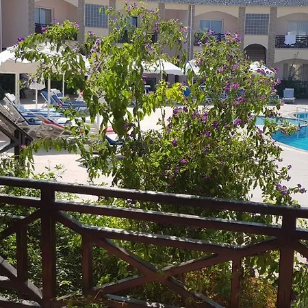 Kaplica On A Sandy Beach מלון 3*