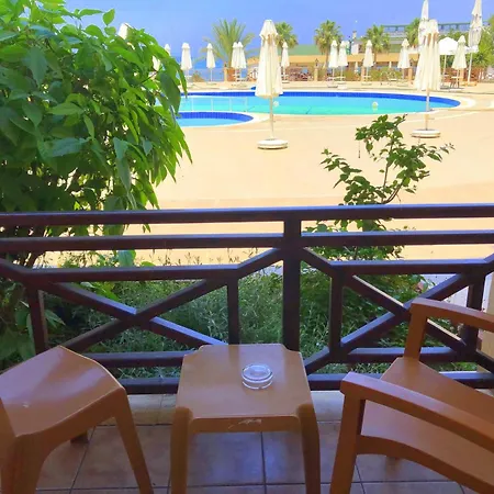 Kaplica On A Sandy Beach מלון